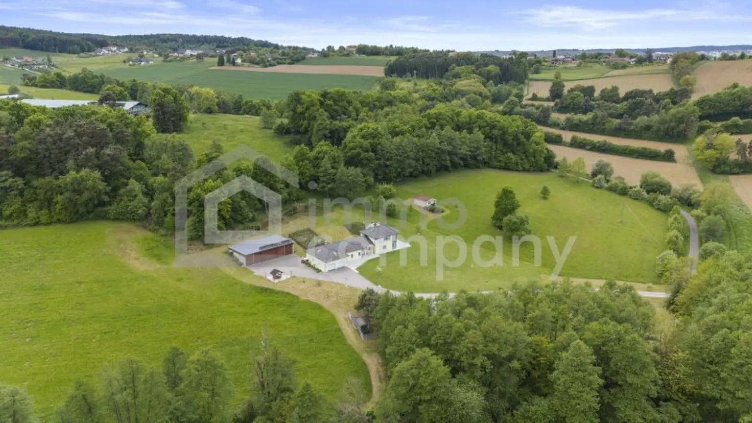 Modernes Wohnparadies in Alleinlage mit Gästehaus, Halle, Weinkeller & mehr – ca. 62.000 m² Grundstück - davon ca. 10.000 m² Bauland!!