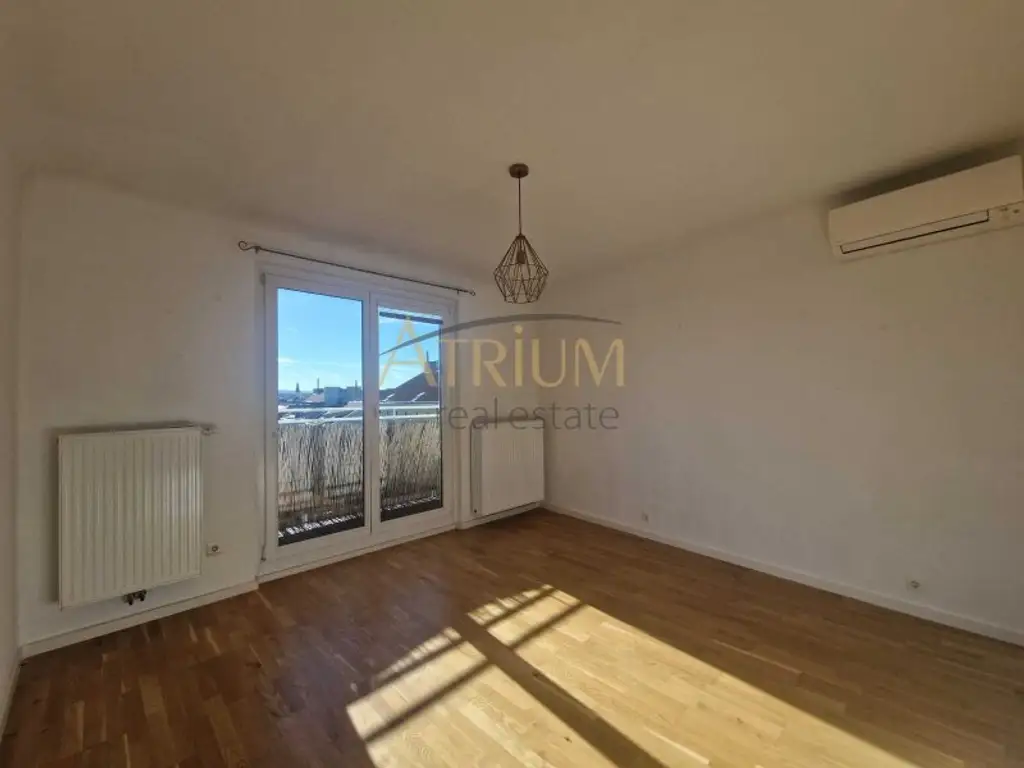 Lichtdurchflutete 2-Zimmer-Dachgeschosswohnung mit 40 m² Terrasse in ruhiger Lage