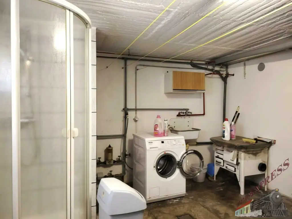 Einfamilienhaus mit großem Grundstück (2 Parzellen) wartet auf Sie!
