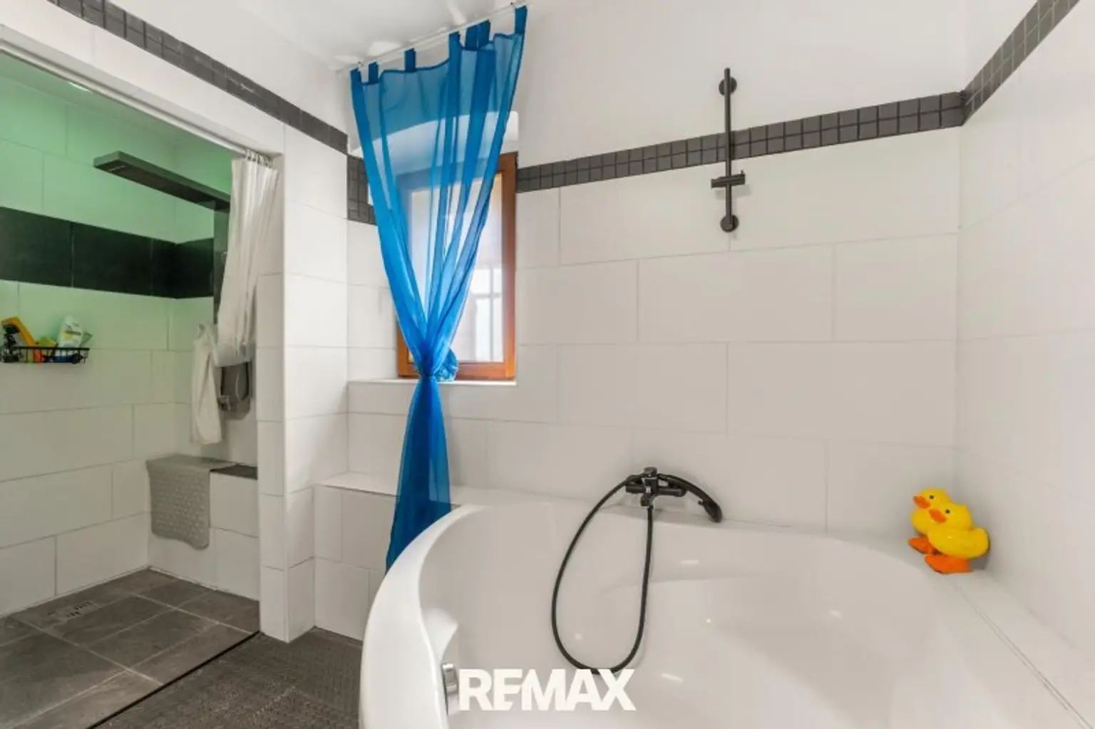 Badezimmer EG (2)