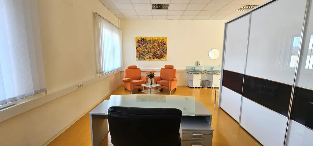 Modernes Bürohaus mit flexibel gestaltbaren Großraumbüros im Industriepark St. Veit