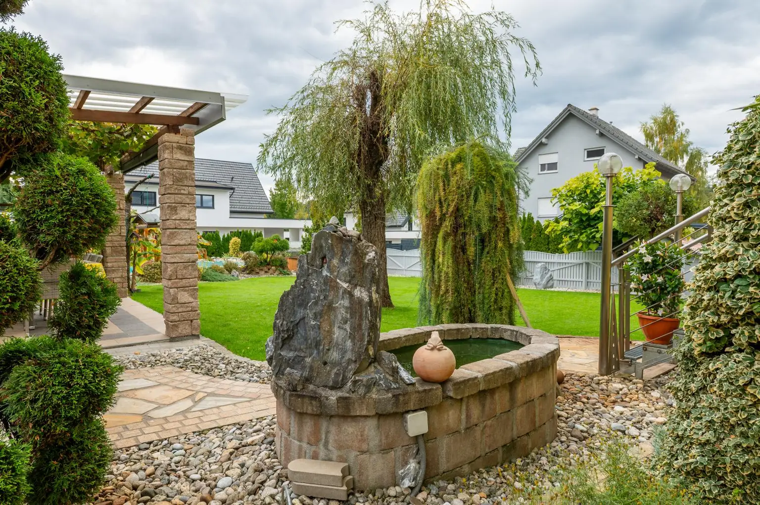 GARTENPARADIES für die ganze Familie mit Schwimmteich und 4 Garagen