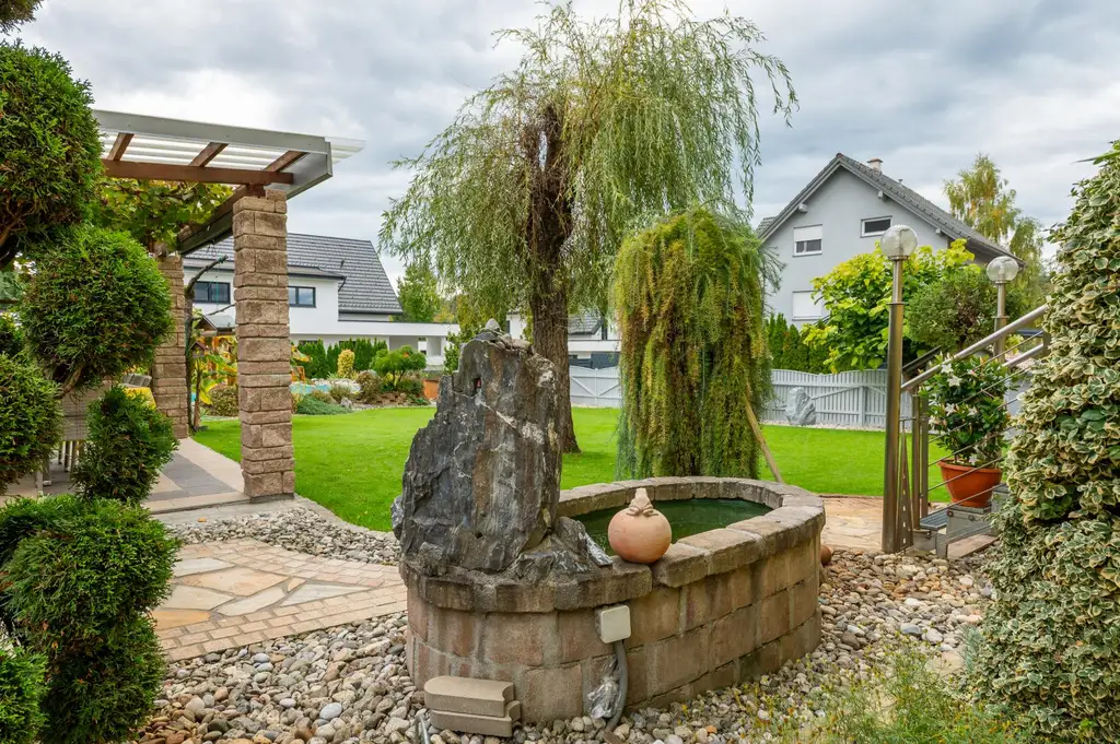 GARTENPARADIES für die ganze Familie mit Schwimmteich und 4 Garagen