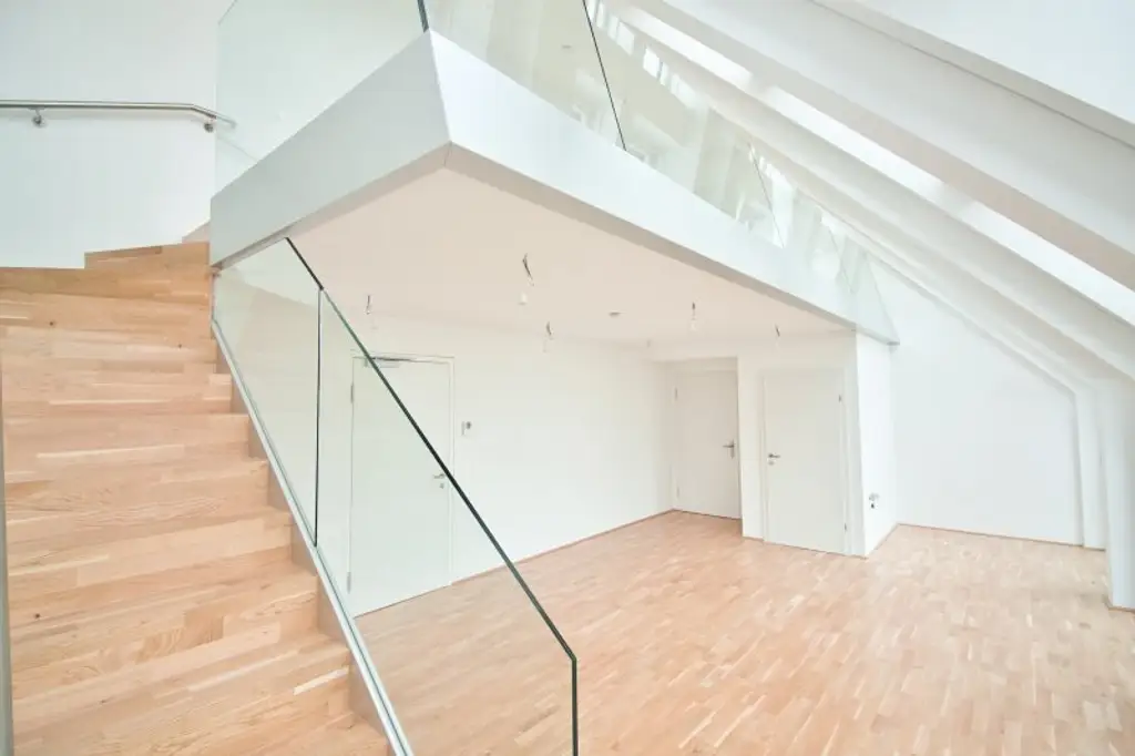 Erstbezug Open Space Büro & 2-Zimmer-Wohnung mit separatem Zugang