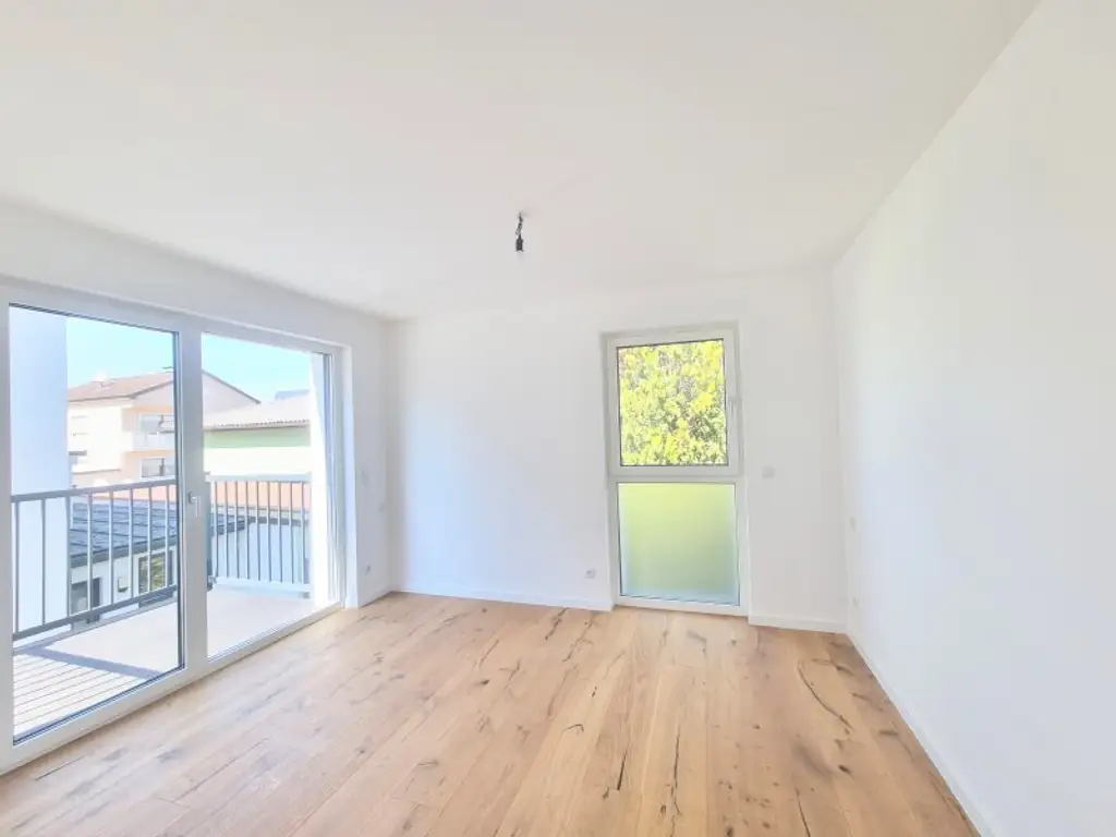 Modern & komfortabel: Erstbezug mit Terrasse und Garten, zwei Balkonen, Dachterrasse & eigenem PKW-Stellplatz