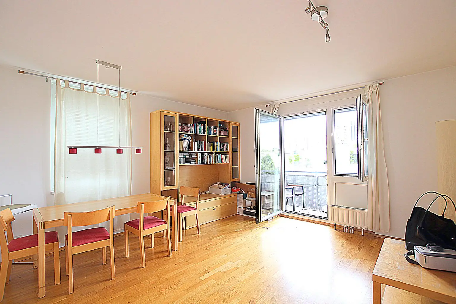 Perfekte 3-Zimmer Wohnung mit Balkon und Garagenplatz, ruhig, vollmöbliert