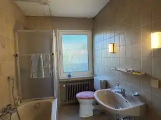 Bad mit Dusche u. Wanne EG