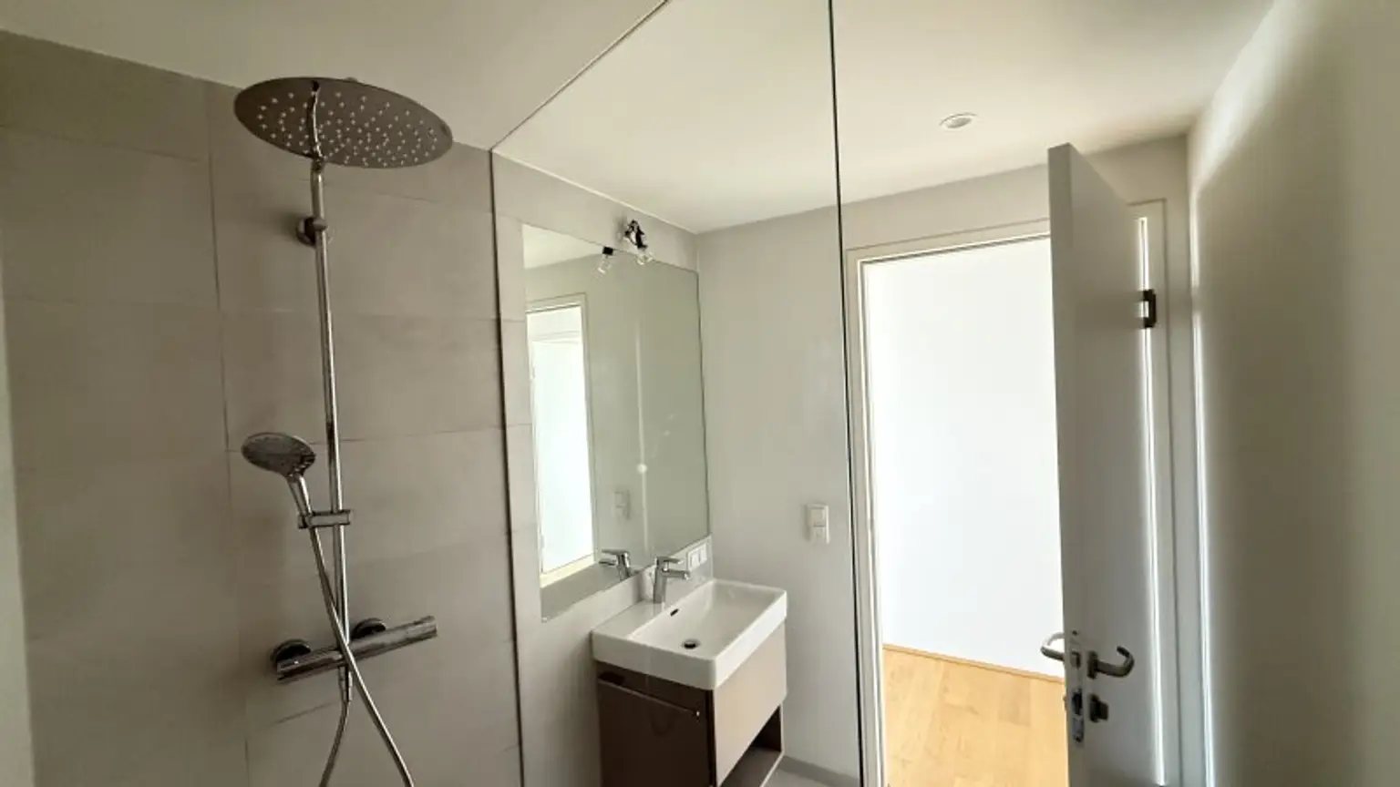 UNBEFRISTETE 4-Zimmer im Neubau mit Freifläche