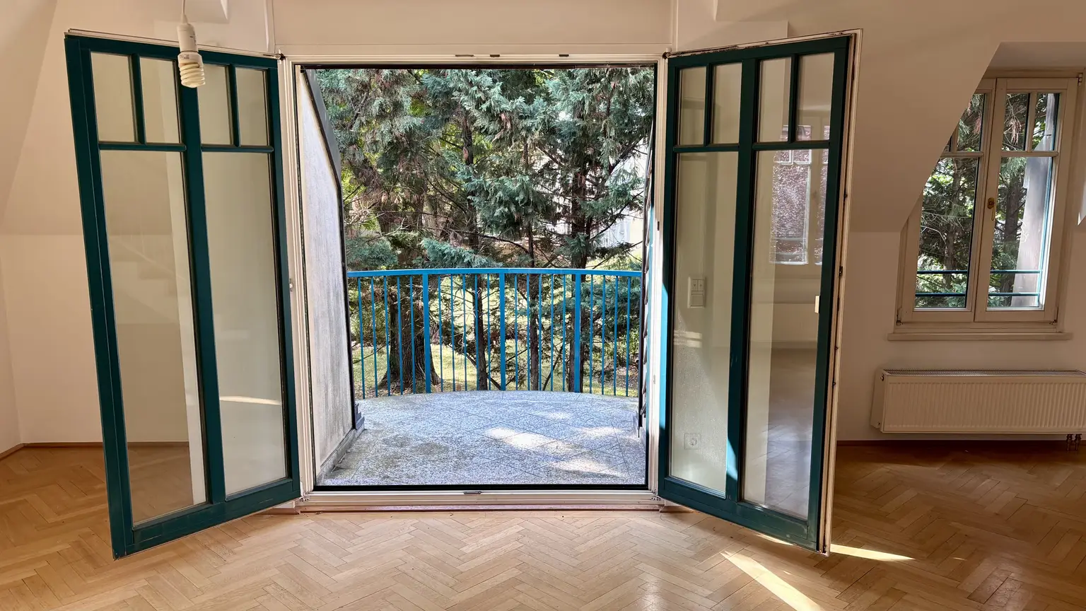 Elegante Dachgeschosswohnung mit Gartenblick, Terrassen und Garage