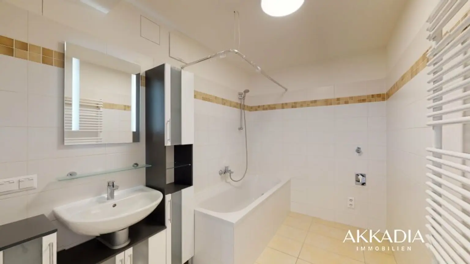 Moderne Dachgeschosswohnung, klimatisiert und gut geschnitten
