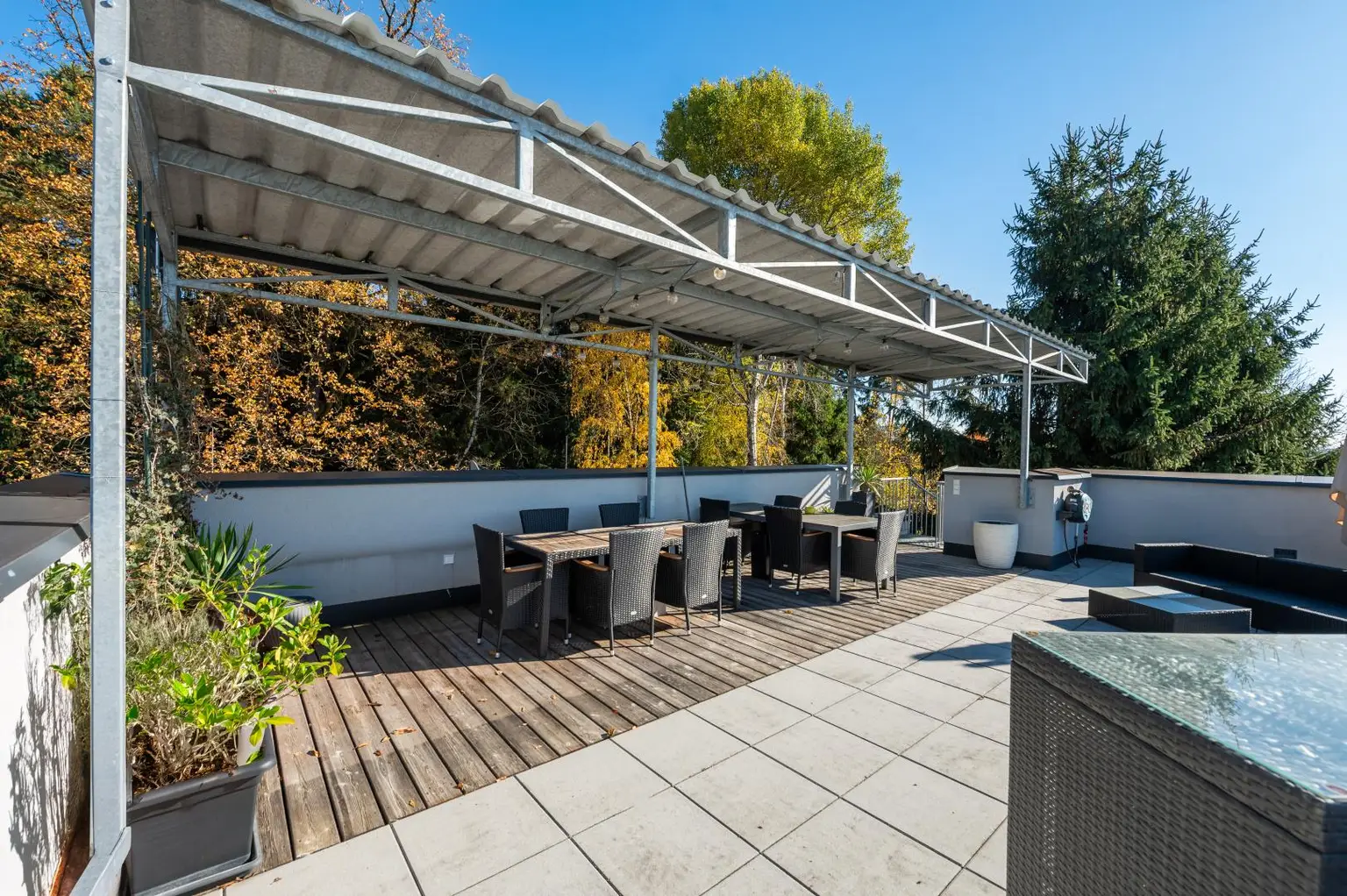 3-Zimmer-Dachterrassentraum inklusive 2 Carports