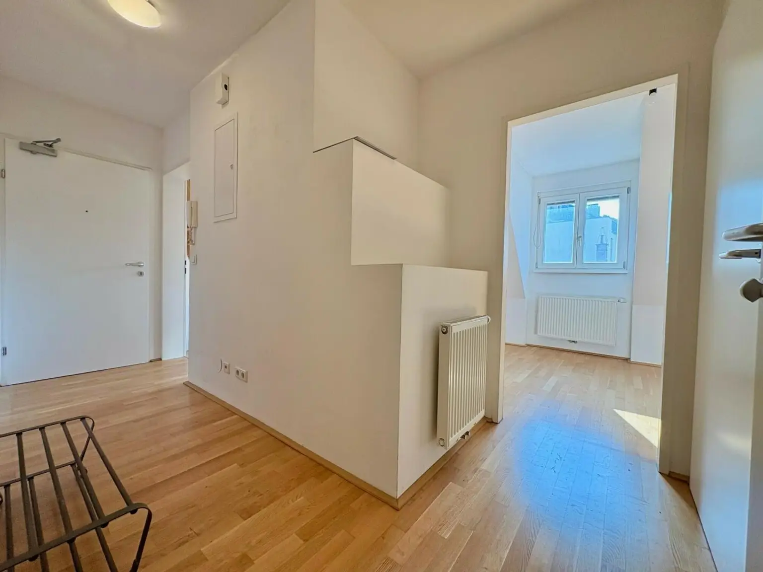 Vorraum (Blick aus dem Bad)