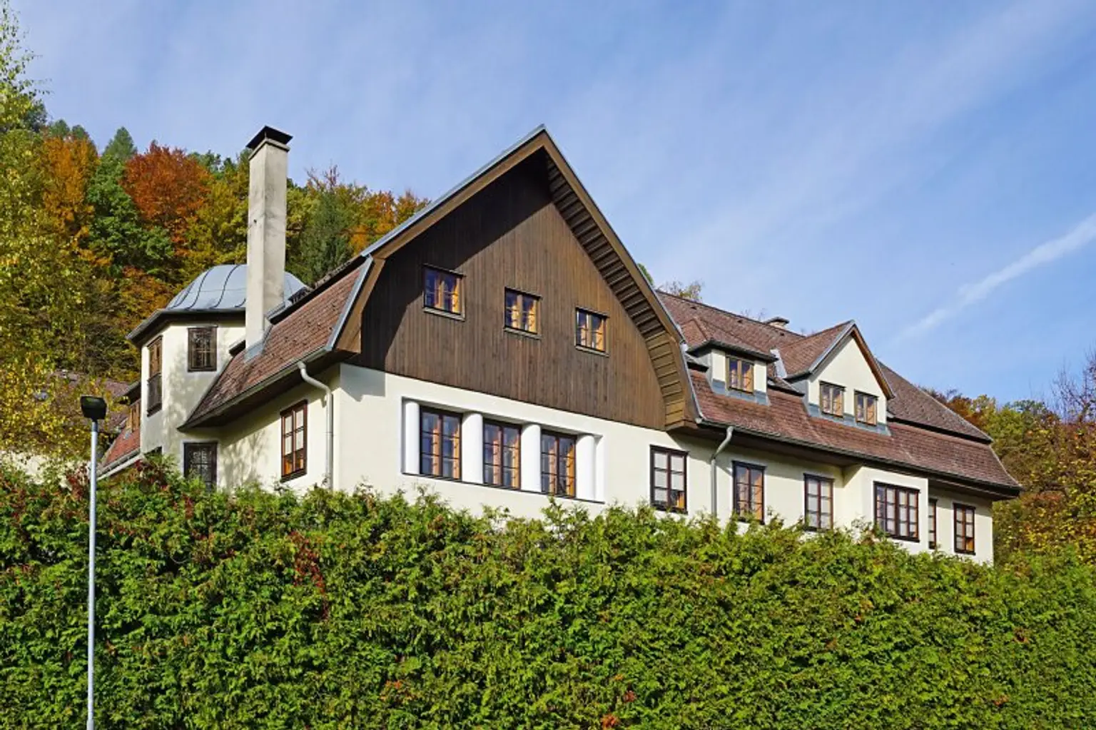 Großzügige 6-Zimmer-Wohnung im charmanten „Adlerhof“ - inkl. Eigengarten und Stellplatz