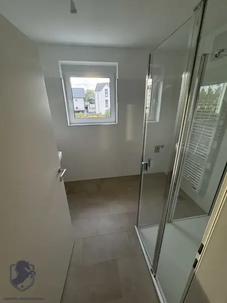 Moderne 3-Zimmer-Wohnung im 1. Stock – Neubau mit Balkon & 2 Parkplätzen