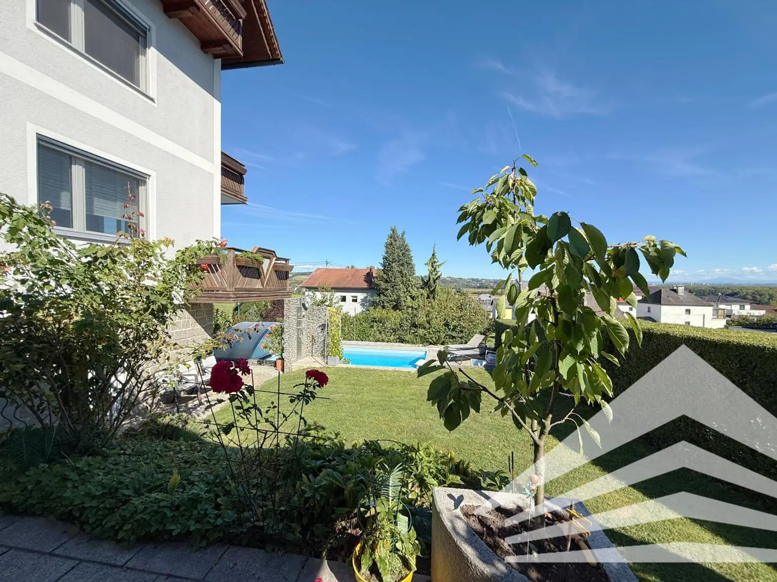 Großzügiges Mehrfamilienhaus in schöner Aussichtslage in Abwinden! 2 Garagen Plus Carport!