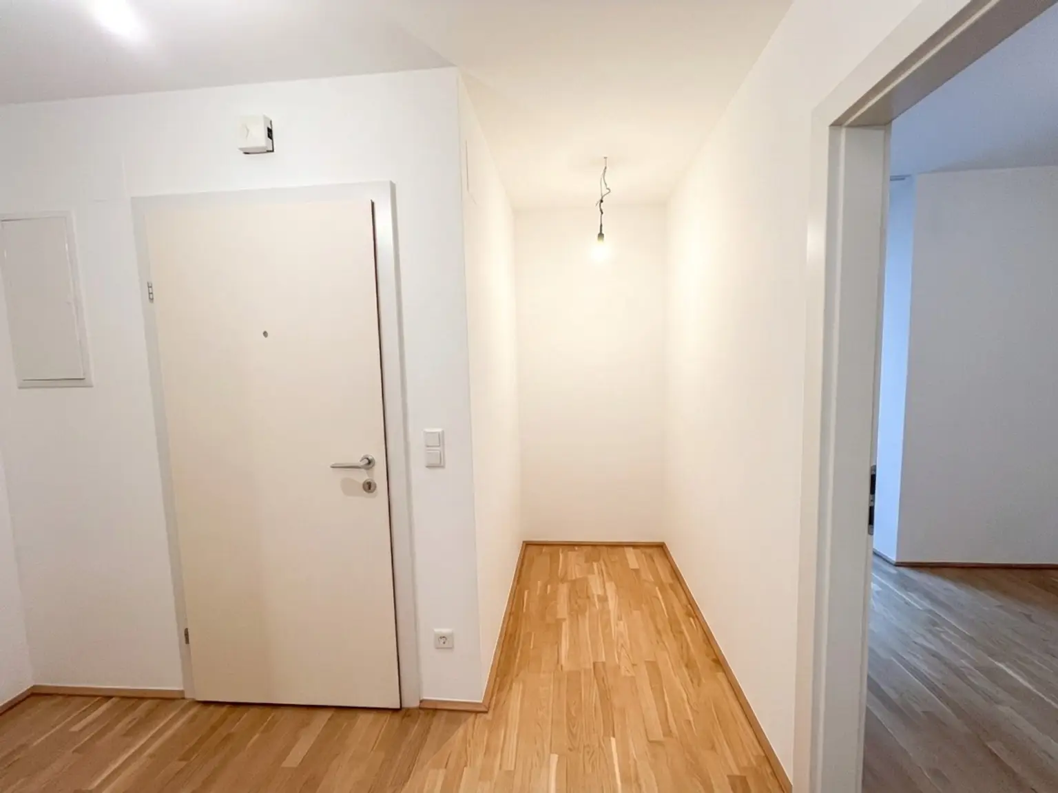 UNBEFRISTET: Top-Lage beim Stephansplatz: Moderne, klimatisierte Dachgeschoßwohnung im stilvollen Haus / Prime location near Stephansplatz: a modern, air-conditioned penthouse flat in a stylish building