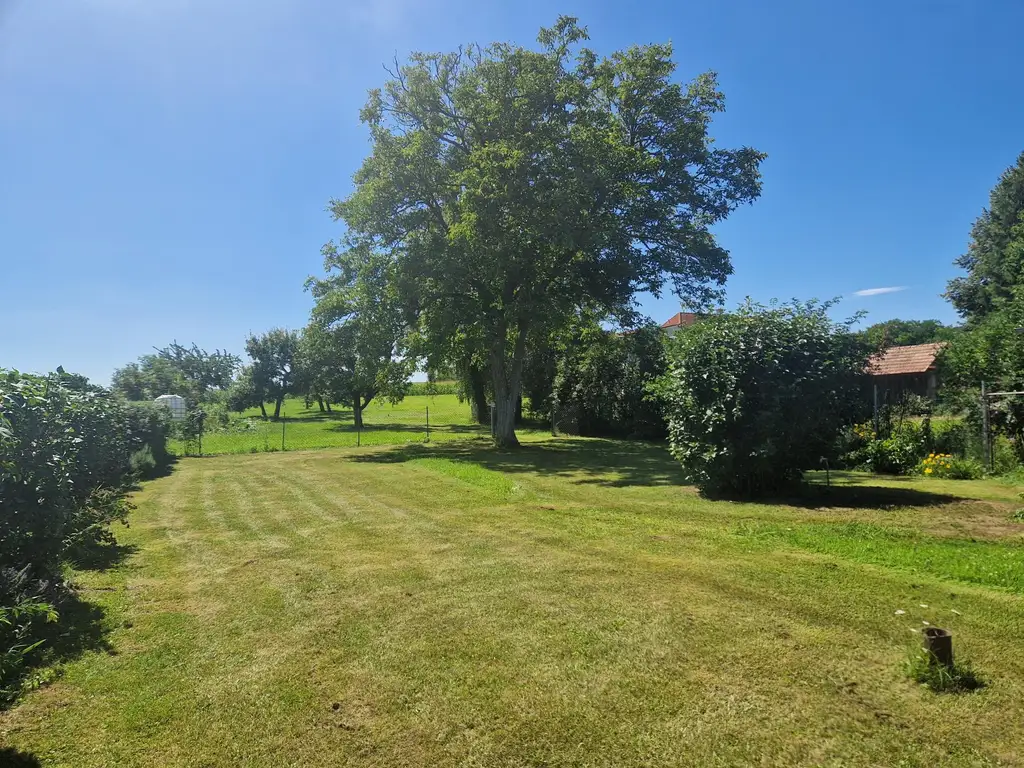 LIEBEVOLLES LANDHAUS MIT GARTEN UND GARAGE ZUR MIETE