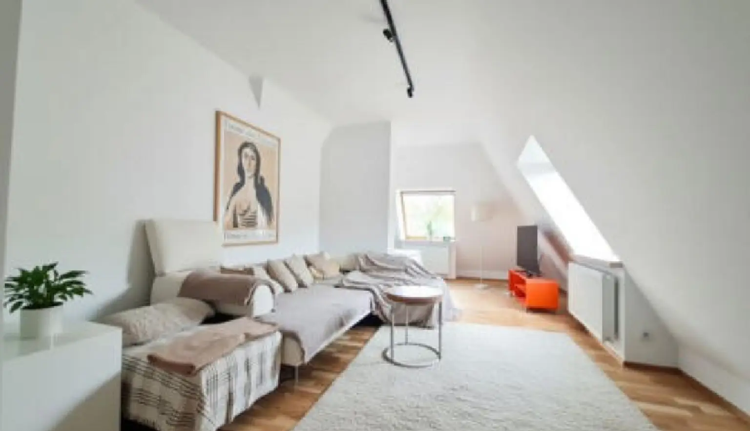 Exklusive Dachgeschosswohnung mit gemeinschaftlichem Pool und Weitblick in absoluter Ruhelage – gegenüber der Sternwarte