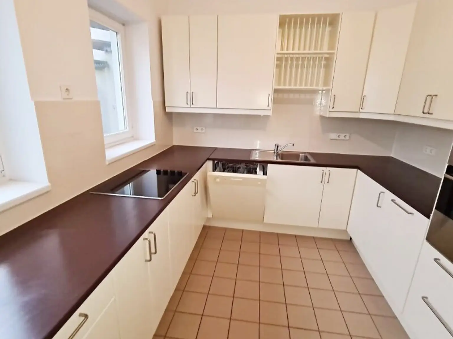 TERRASSENHIT, U1-NÄHE, 84 m2 Dachgeschoß mit 30 m2 Terrasse, 2 Zimmer, Wohnküche, 2 Bäder, Parketten, Viktorgasse