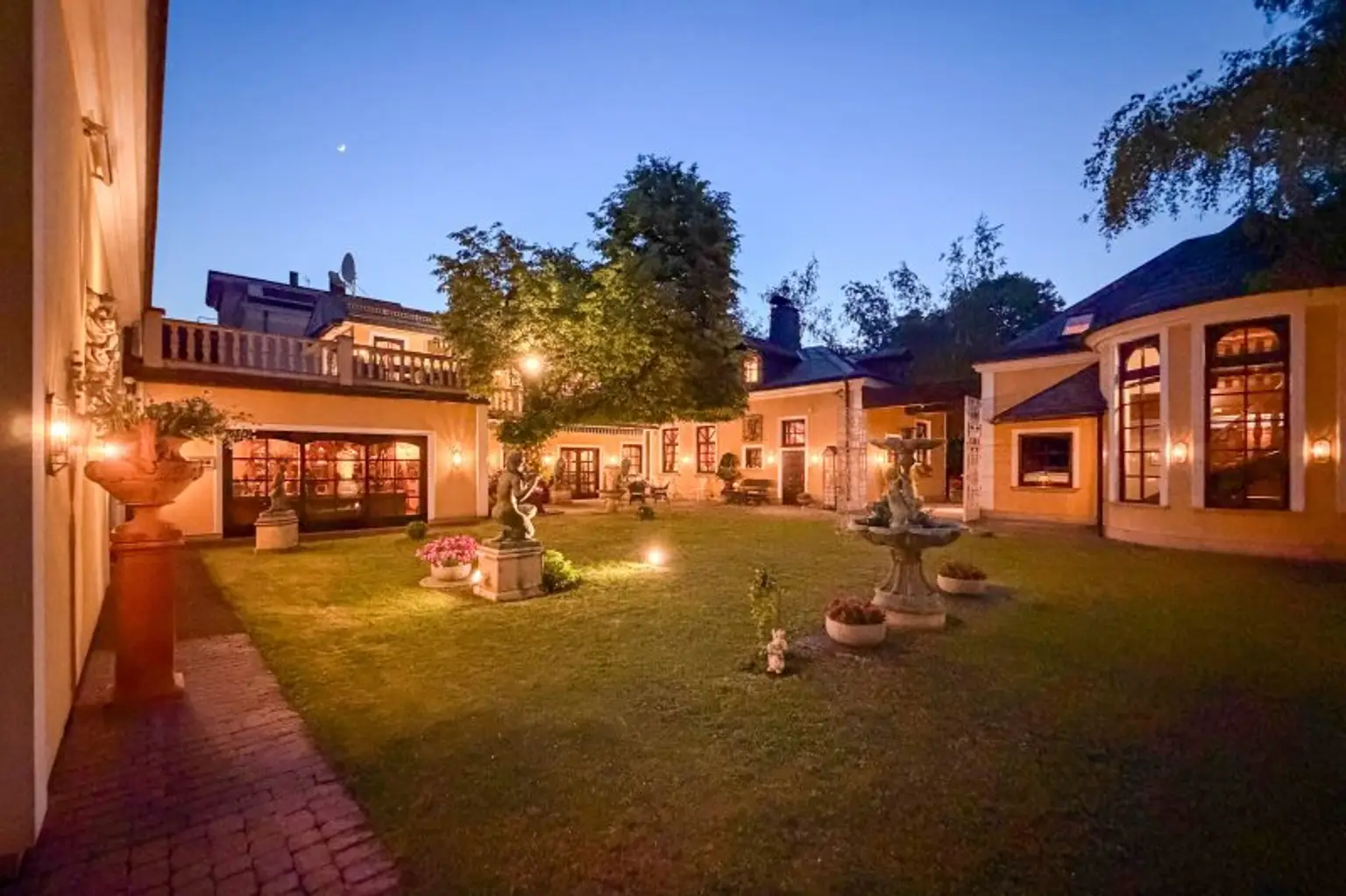 Nachtaufnahme Innenhof