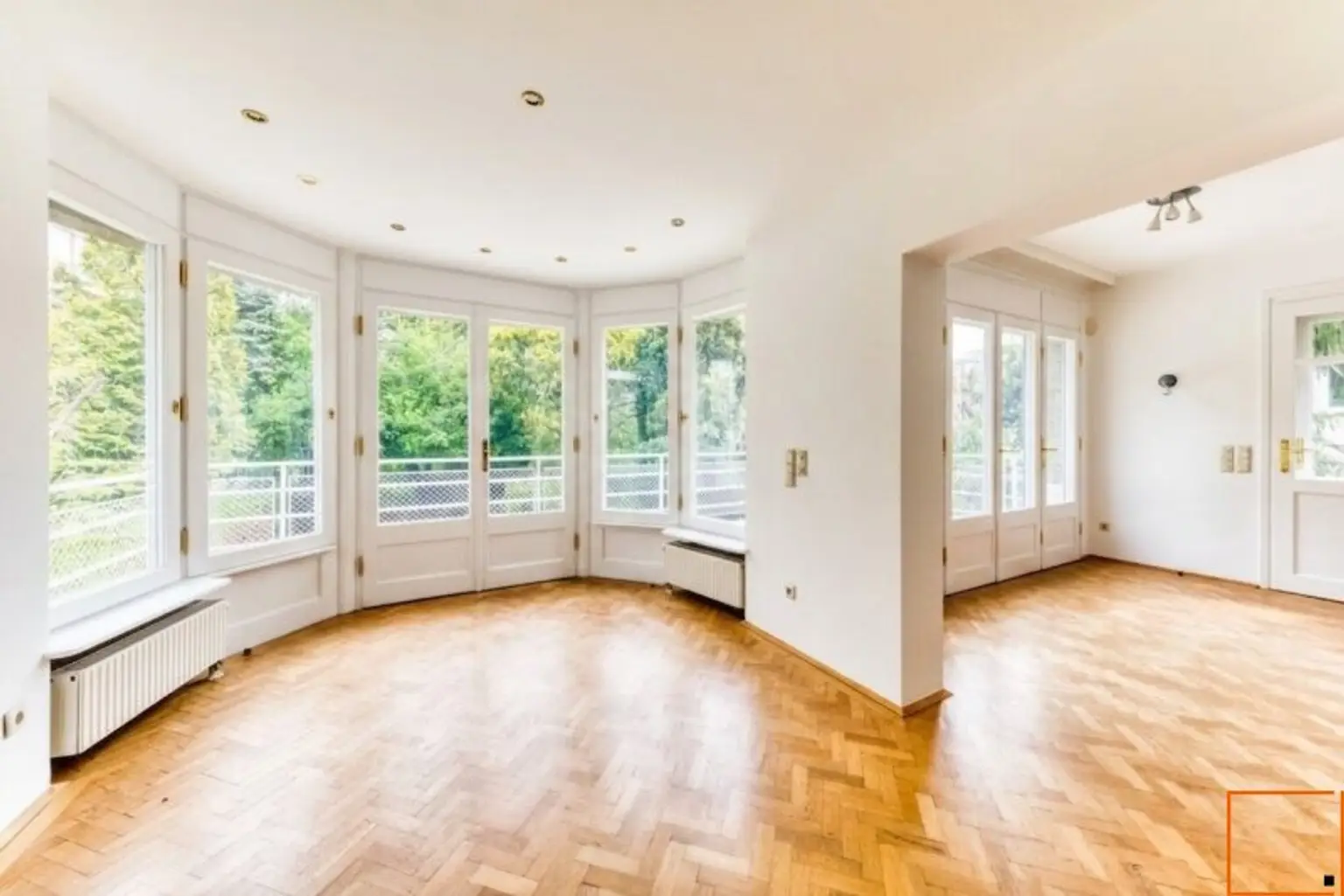 Speisezimmer mit Blick in den Salon