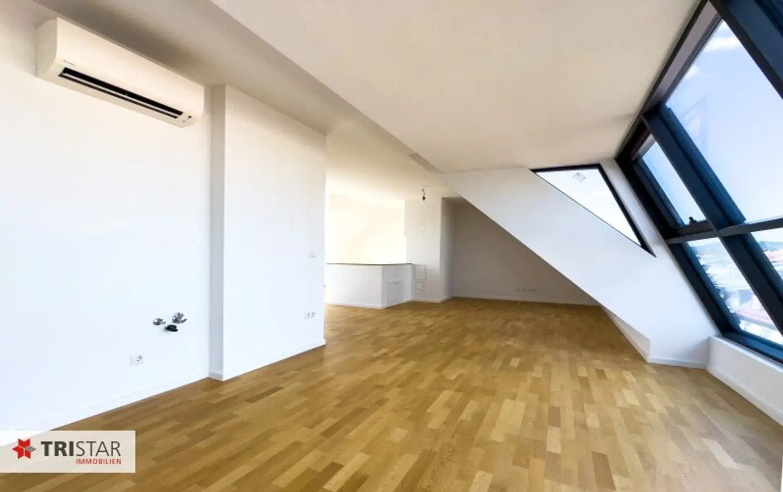 Nähe AKH · Dachgeschosswohnung · zwei Etagen · drei Außenflächen · Küchenanschlüsse auf beiden Ebenen · verführerischer Preis!!