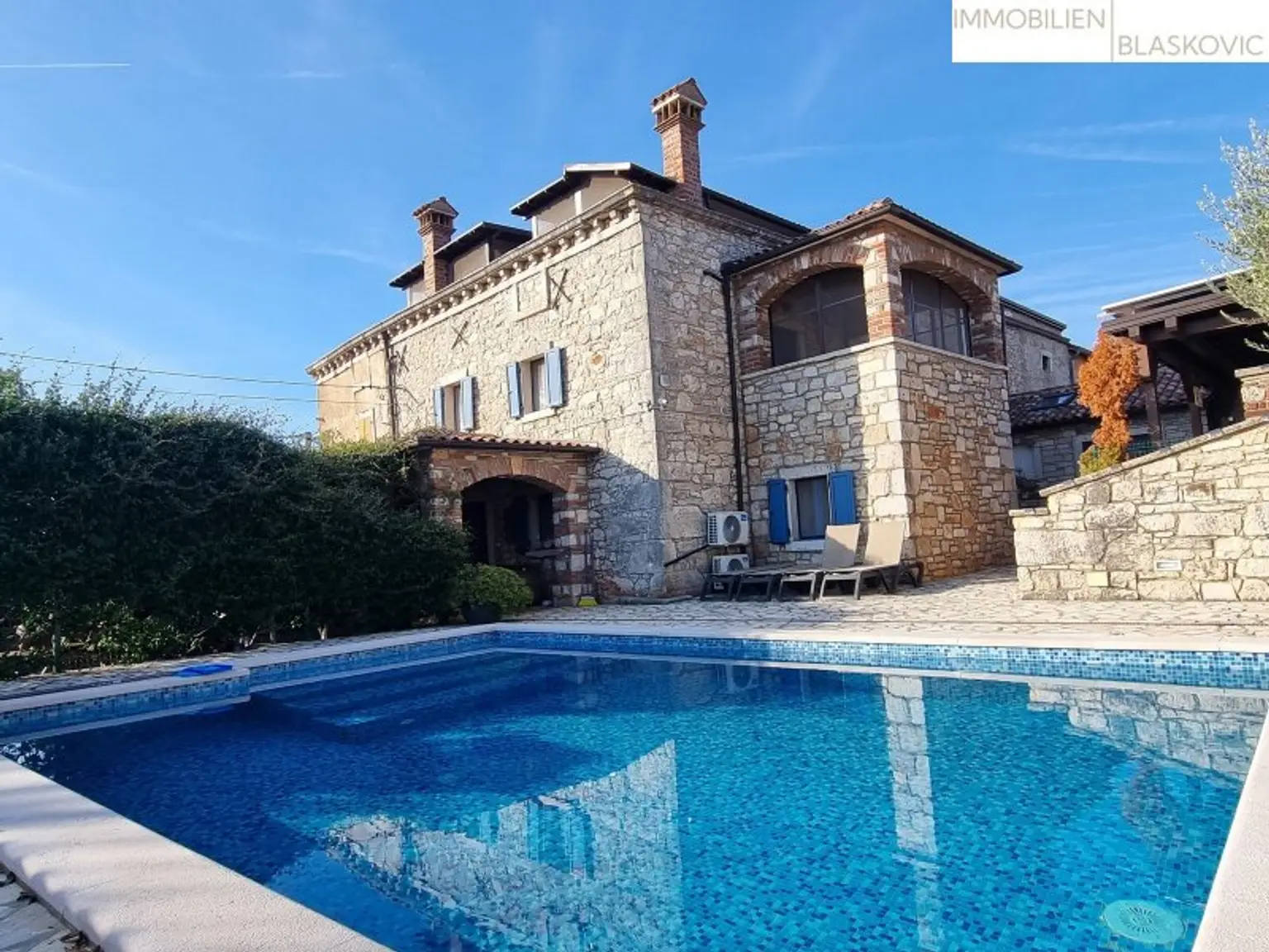 Porec Umgebung - Attraktives Steinhaus mit 2 Appartements und Pool/Wellness