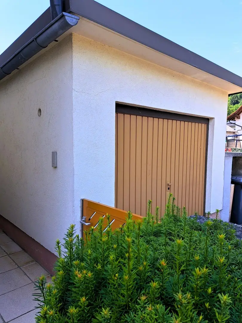 Wohnjuwel mit 2 Wohnungen (ca. 290 m² Wfl.), 2 Terrassen, Gartenareal mit Pool & Poolhaus - Neuzeug