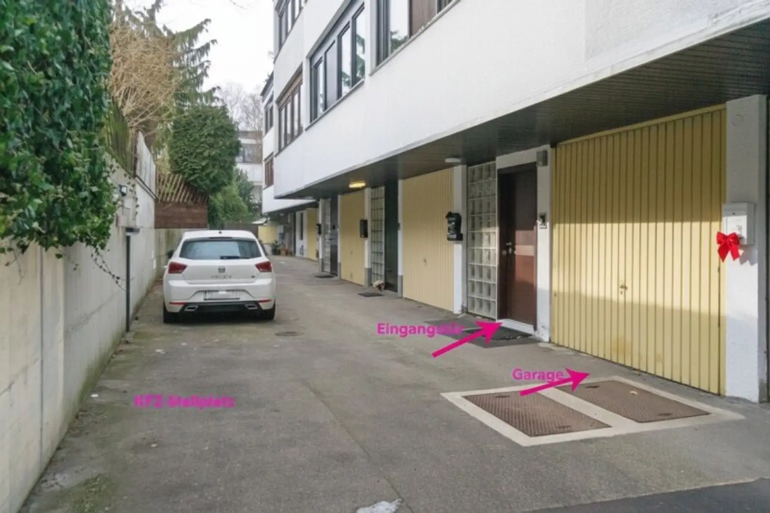 Hauszugang und Garage