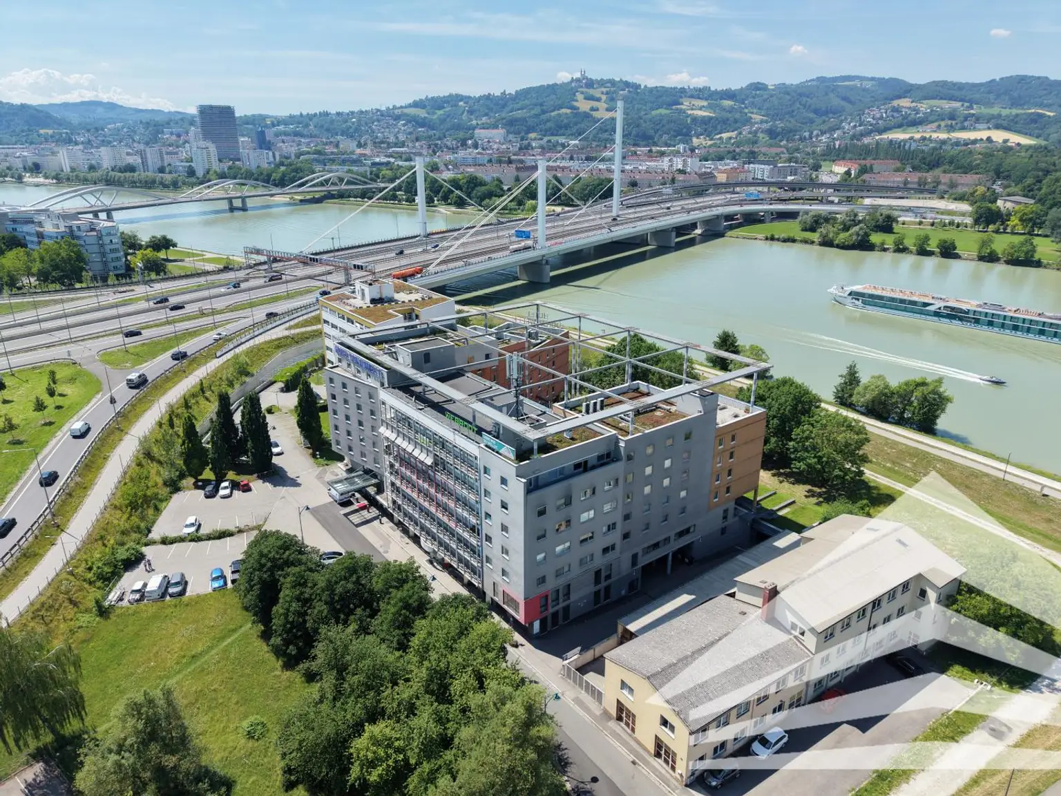 Gebäudeaussenaufnahme mit Donau
