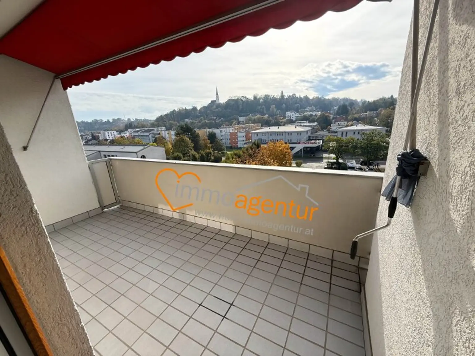 Wohnjuwel über den Dächern von Thalheim, mit Loggia und Traunblick