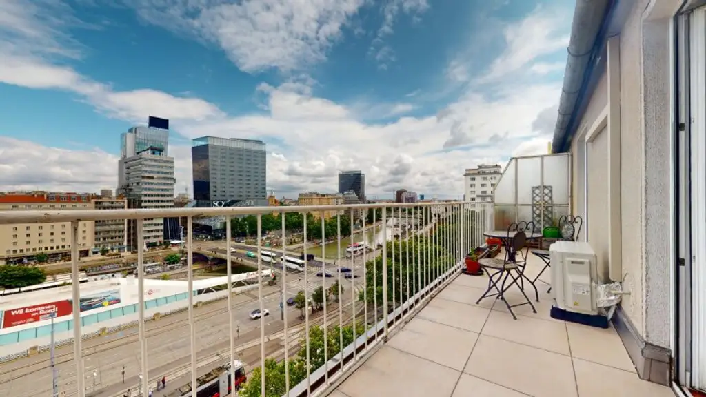 Dachgeschoßwohnung mit Terrasse und traumhaftem Fernblick - Klimaanlage!  City Apartment with a View - Air conditioning!