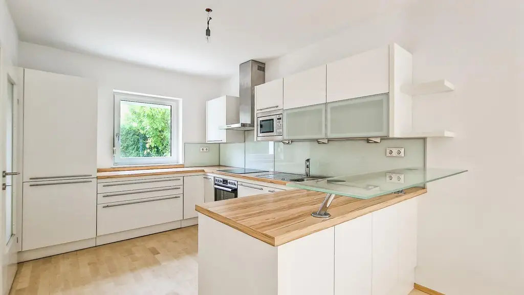 Niedrigenergie-Doppelhaushälfte in Mauer. 5 Zimmer, Terrasse, Garten und Autostellplatz