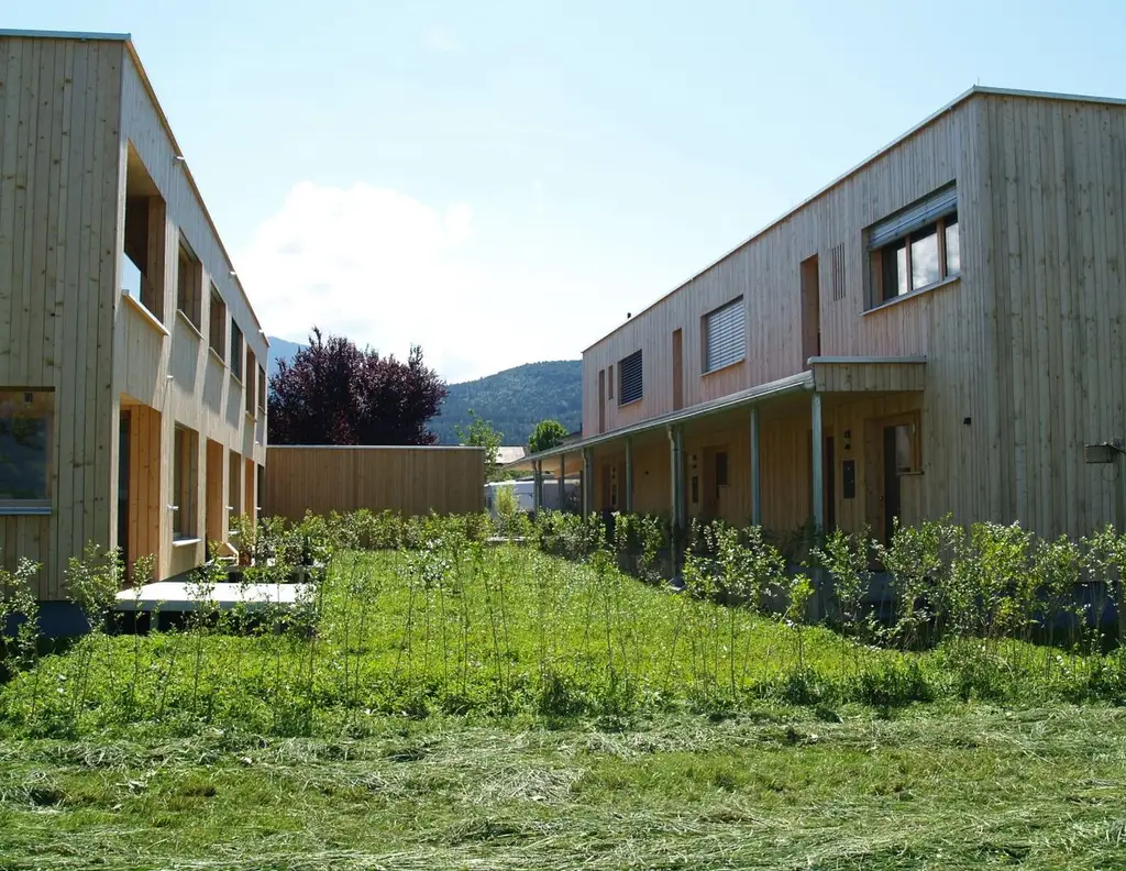 NEU - Feldkirch Gisingen Guldenäcker - Vollholz Reihenhaus mit 5 Zimmer, Garten und Carport, Top Lage