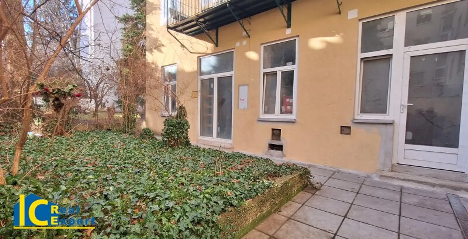 Eingang und Teil des Eigengartens