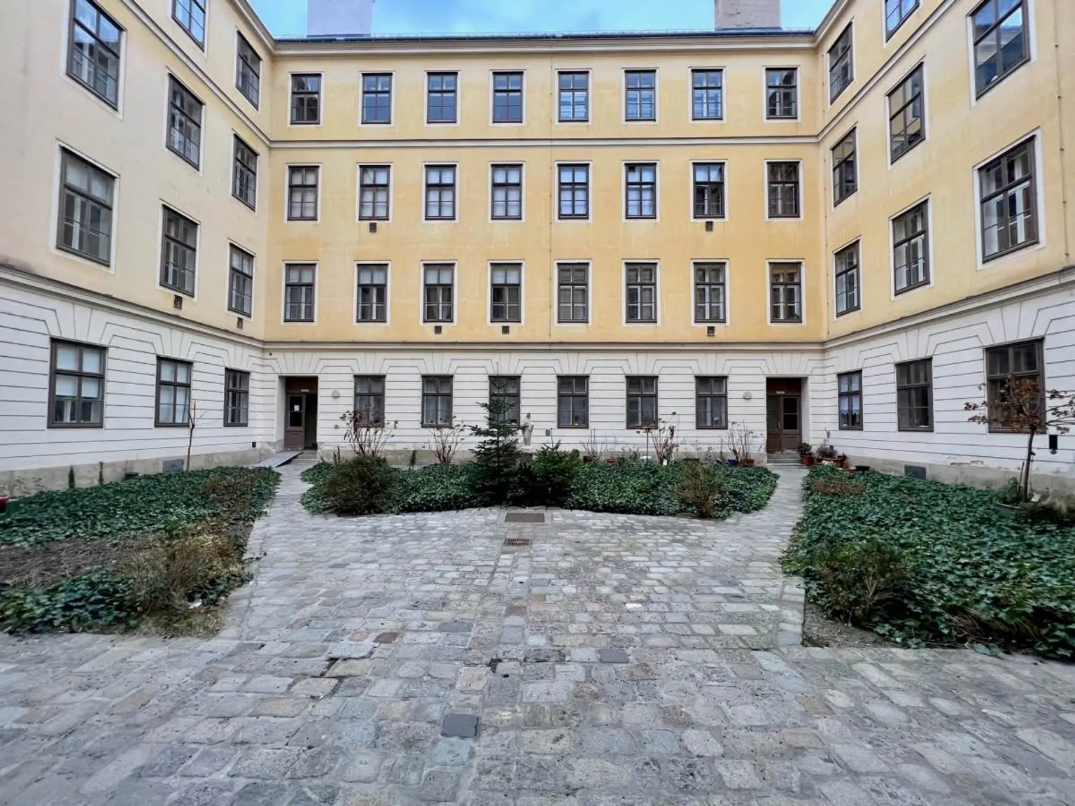 Innenhof 1 | ++ NEU ++ TRAUMHAFTE VIER Zimmer ALTBAUWOHNUNG | Prima Service Immobilien