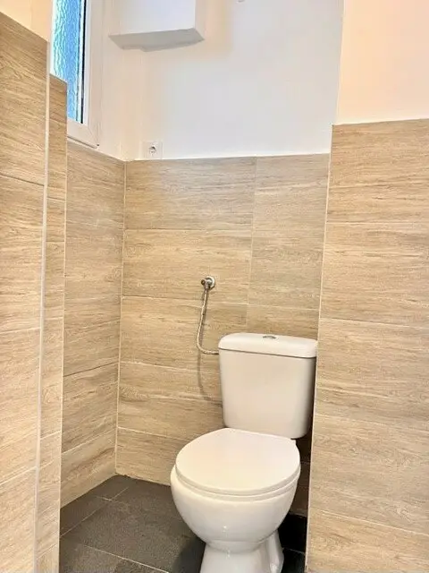 WC mit Fenster (und Boiler)