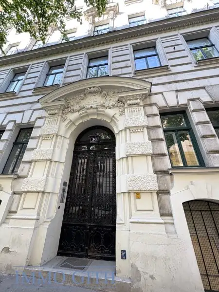 EXKLUSIVE ALTBAUWOHNUNG MIT 2 BALKONEN UND TRAUMBLICK ÜBER WIEN – 258 m² IN BESTLAGE DES 4. BEZIRKS UNBEFRISTET ZU MIETEN!