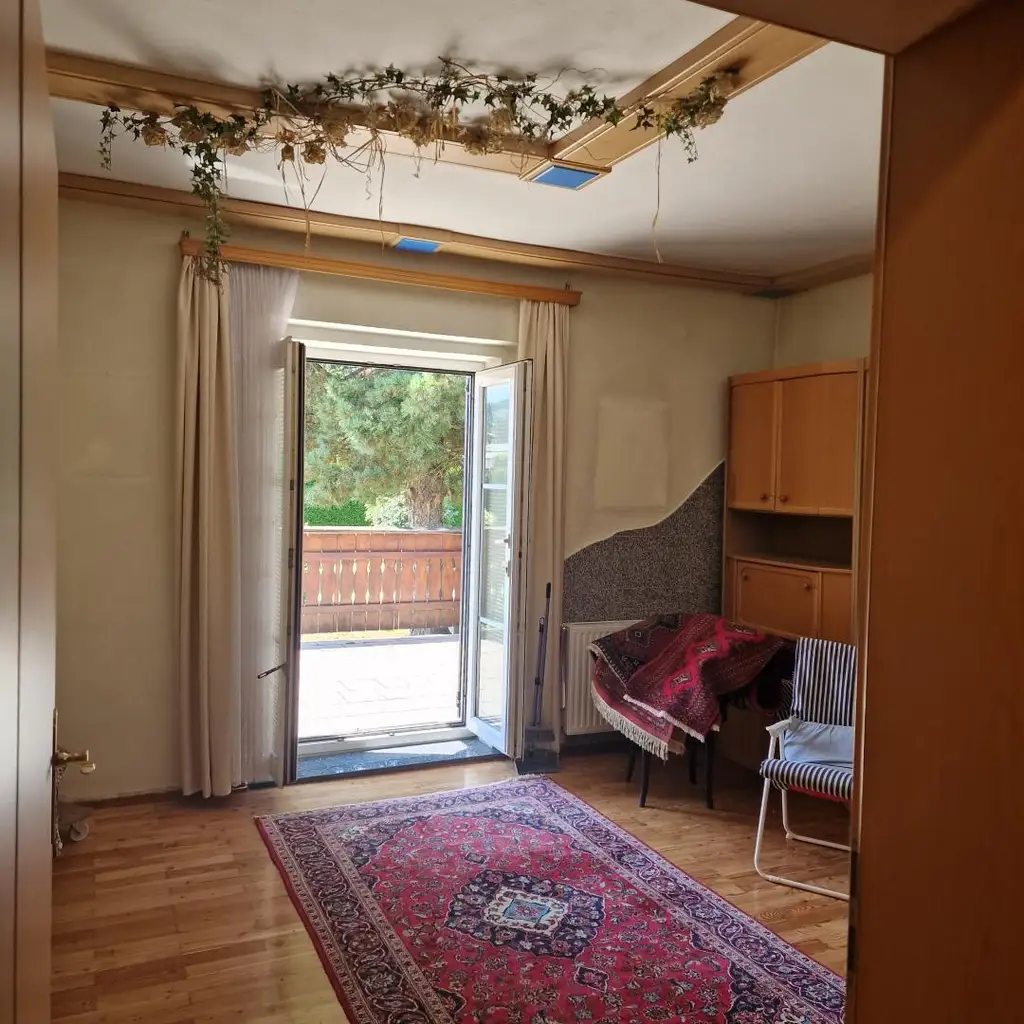 Gut aufgeteilte 3-Zimmer-Wohnung mit Terrasse und eigener Grünfläche