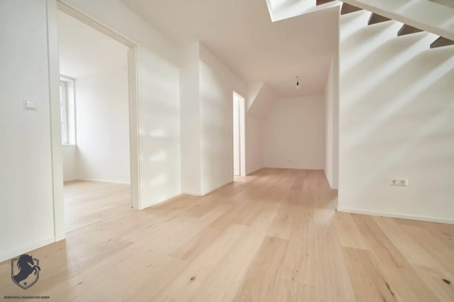 Außergewöhnliche Villa mit drei Wohneinheiten, Gewerbeeinheit & teilbarem Grundstück