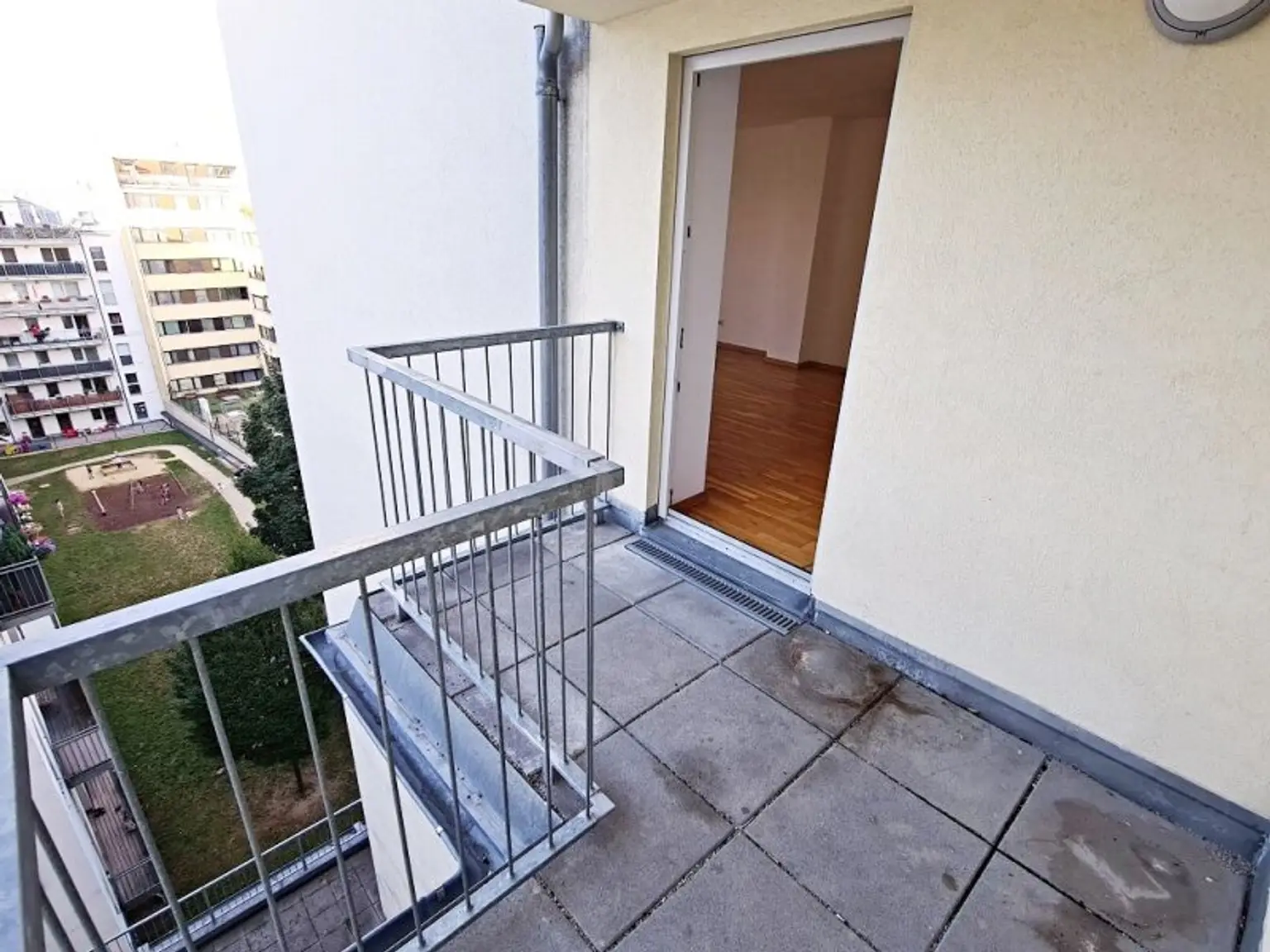 DACHGESCHOSS, gepflegte 103 m2 Neubau mit Loggia und Balkon, Wohnküche, 3 Zimmer, Wannenbad, Parketten, Holbeingasse