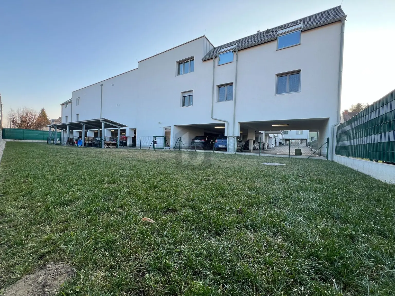 MODERNER WOHNHIT MIT BALKON