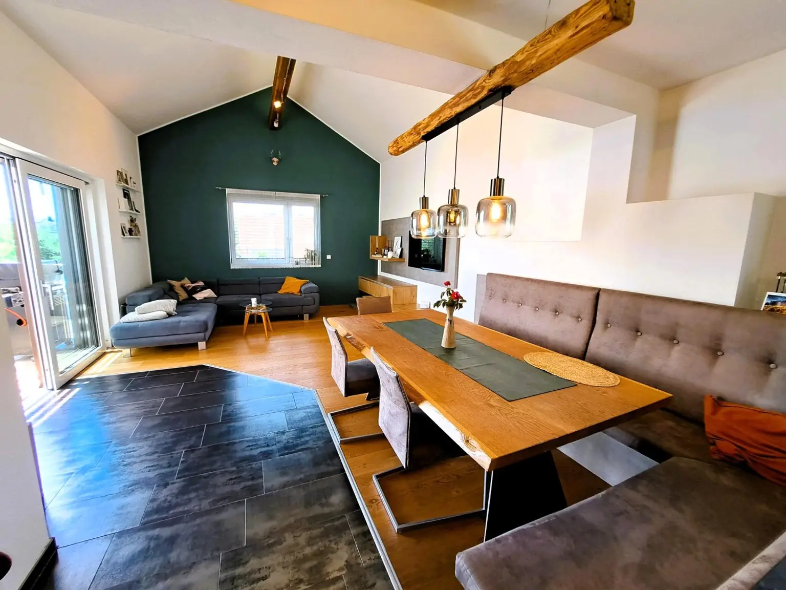 Wohnjuwel mit 2 Wohnungen (ca. 290 m² Wfl.), 2 Terrassen, Gartenareal mit Pool & Poolhaus - Neuzeug