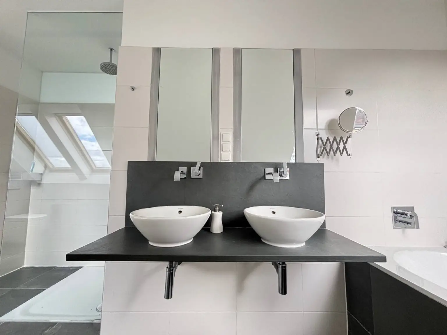 Traumhafte Dachmaisonette mit 2 Terrassen + Dachterrasse - Nähe Arenbergpark