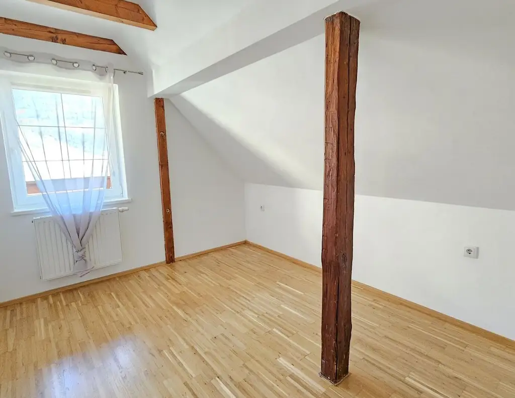7 Wohnungen und 1 Gaststätte oder Büro.