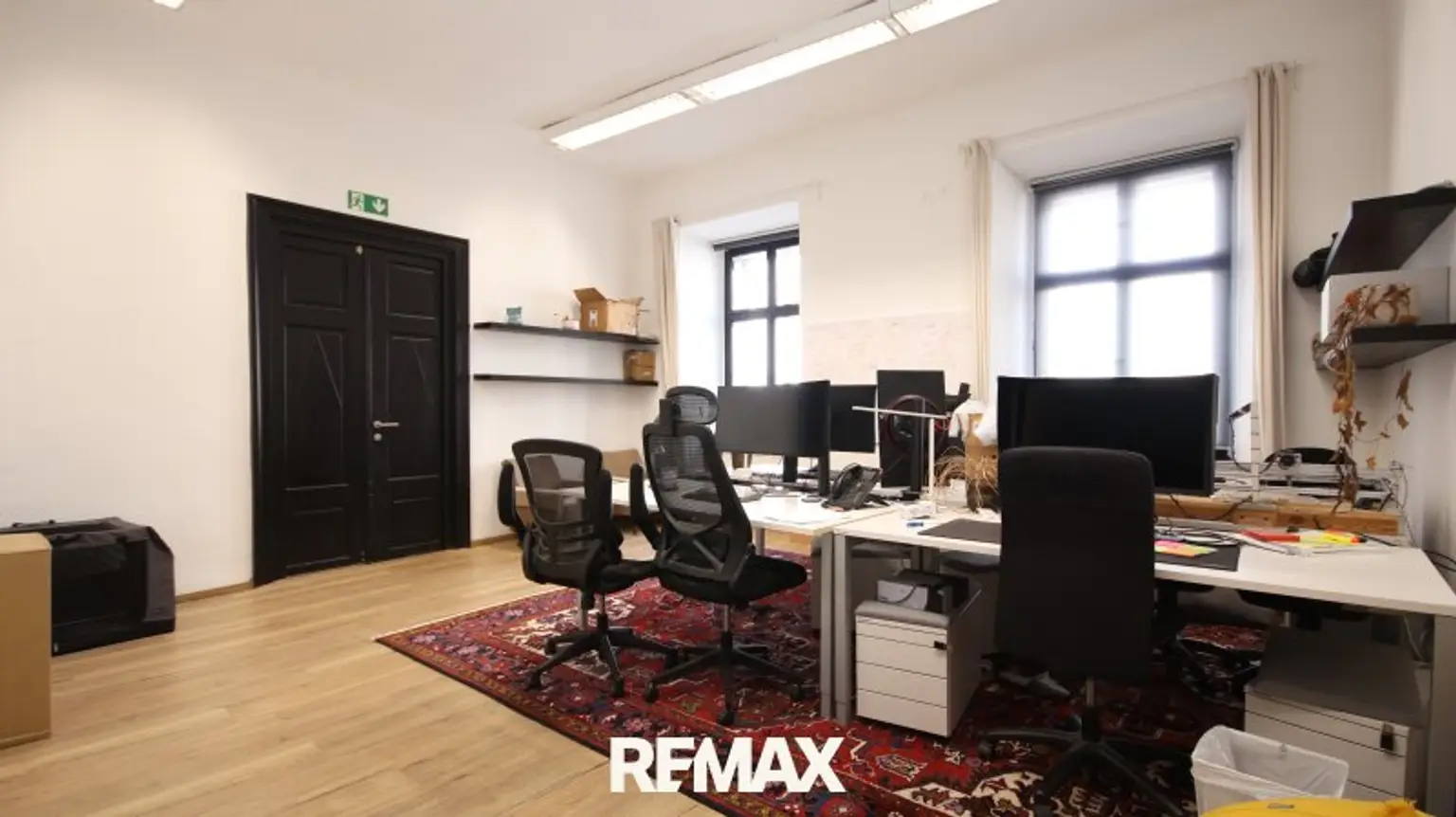 Büro mit großzügigen Arbeitsplätzen