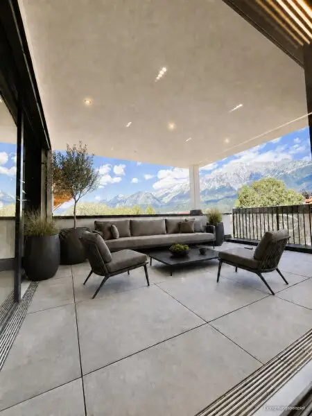 Terrasse 1 mit ca. 25m² (inkl. Einrichtungsbeispiel)
