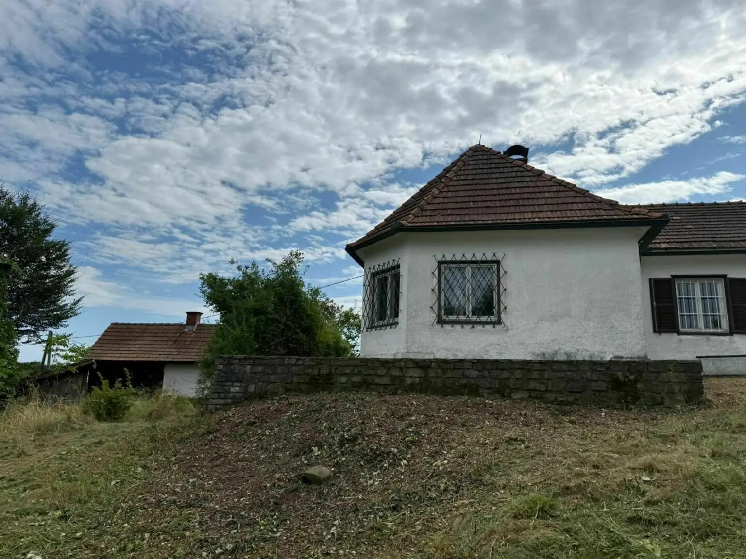 ***Scheibengrund mit charmanten sanierungsbedürftigen Haus*** Rundumblick von der Riegersburg bis zur Koralm*** Traumhafte Alleinlage ***