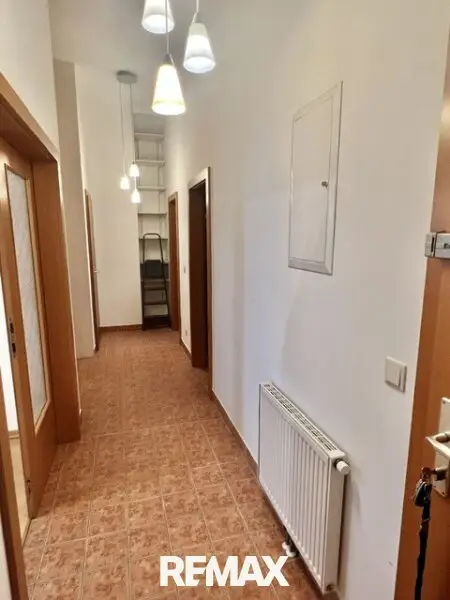 zentraler Vorraum/Blick zum Bad und WC