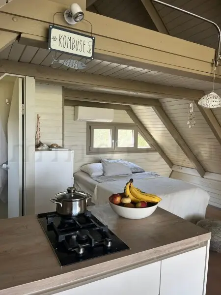 Neu adaptierte Spitzhütte in Toplage am offenen See